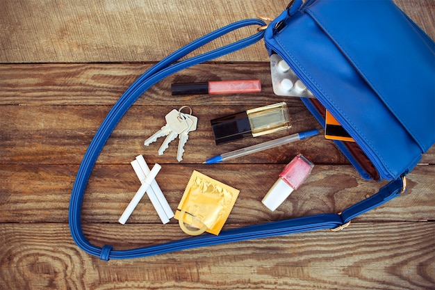 Kosmetyki, Akcesoria Dla Kobiet, Pigułki Antykoncepcyjne, Papierosy I Prezerwatywy Wypadają Z Kieszeni Dzięki Torebkom