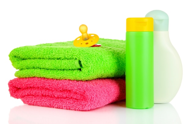 Kosmetyki i ręczniki dla dzieci, na białym tle