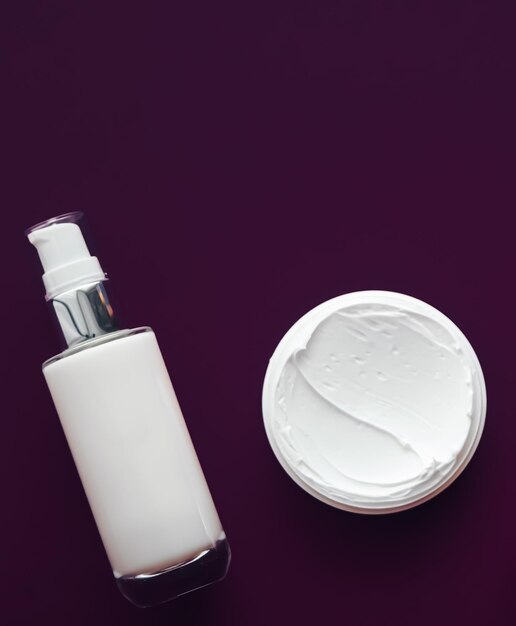 Kosmetyki kosmetyczne i produkty do pielęgnacji skóry na fioletowym tle flatlay