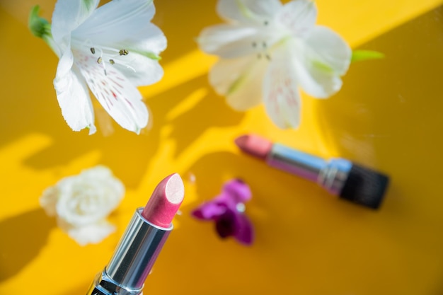 Kosmetyki kosmetyczne produkt do makijażu latający różowa szminka rumieniec spada w powietrzu kreatywna koncepcja mody