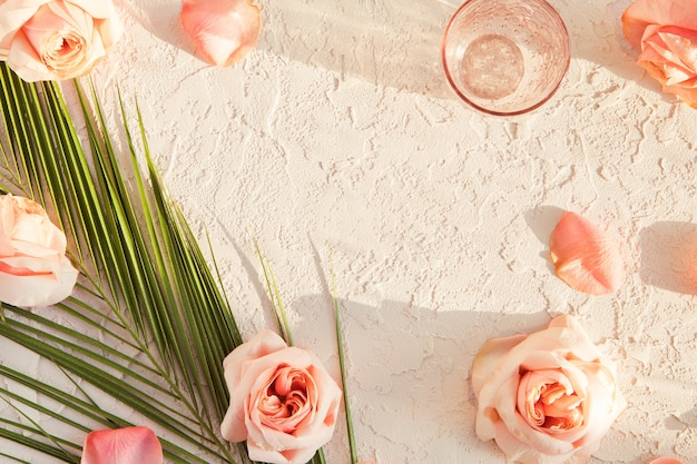 Kosmetyki letnie pastelowe różowe mieszkanie leżało z cieniami