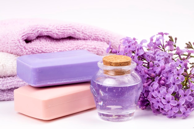 Kosmetyki liliowe, ręcznie przygotowywane olejki eteryczne, perfumy, kremy, mydła ze świeżych i liliowych kwiatów