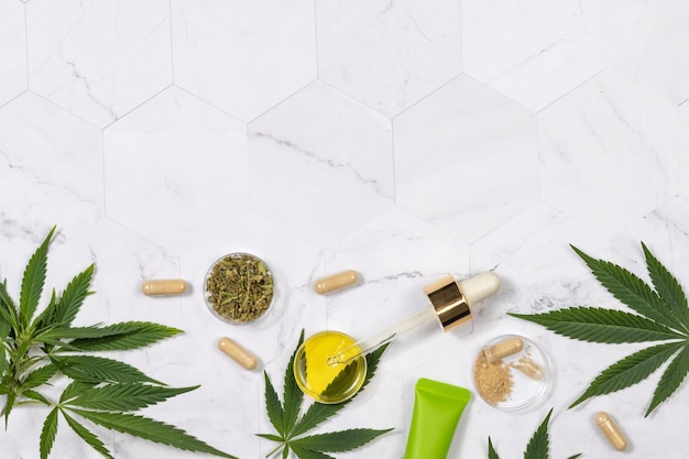 Kosmetyki Olej CBD proszek konopi kapsułki sucha herbata i zielone liście cannabis sativa widok z góry Mockup