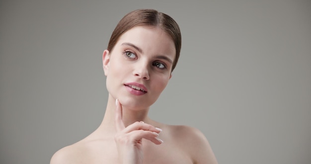 Kosmetyki zdrowotne piękno terapia przeciwstarzeniowa i opieka nad skórą koncepcja młoda piękna brunetka białka