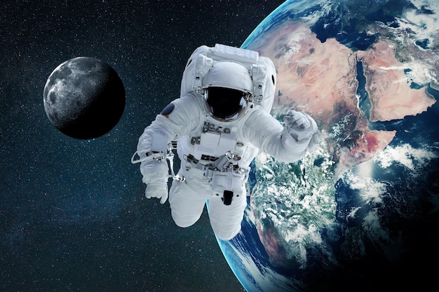 Kosmiczny człowiek leci w zerowej grawitacji na otwartej przestrzeni z planetą Ziemią i Księżycem. Tapeta kosmiczna i astronauta