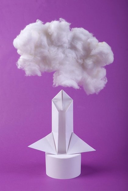 Kosmiczny wahadłowiec origami i chmura na fioletowym tle Startup dreaming concept Podbój kosmosu Kreatywny pomysł