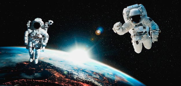 Kosmonauta astronauta spaceruje w kosmosie podczas pracy na stacji kosmicznej