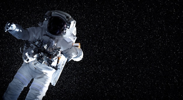 Kosmonauta Astronauta Spaceruje W Kosmosie Podczas Pracy Na Stacji Kosmicznej