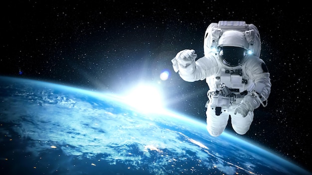 Kosmonauta wykonuje spacer kosmiczny podczas pracy na misji kosmicznej