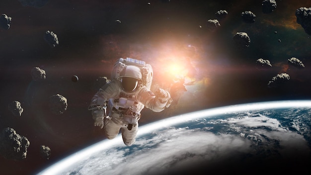 Kosmonauta z asteroidami na niskiej orbicie ziemskiej