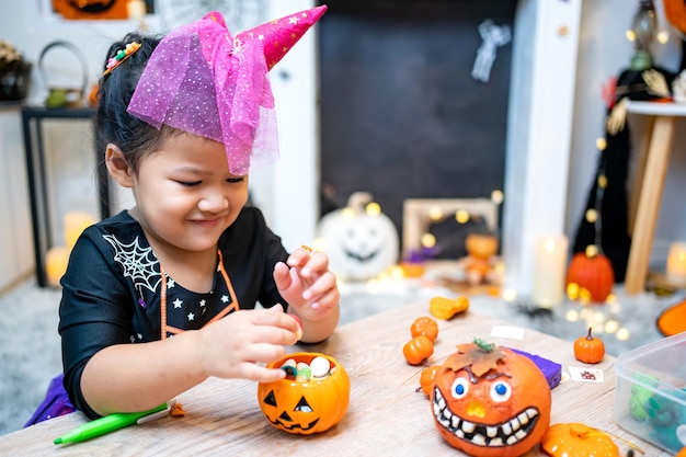 Kostium dla dzieci na festiwal Halloween w domu. Uroczystość rodzinna i urządzony pokój jesienią.