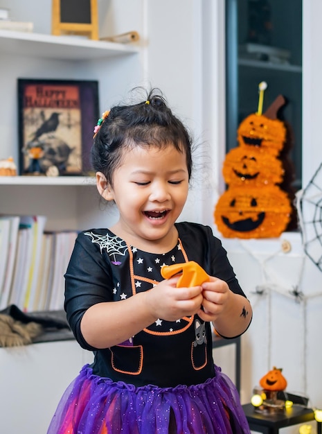 Kostium dla dzieci na festiwal Halloween w domu. Uroczystość rodzinna i urządzony pokój jesienią.