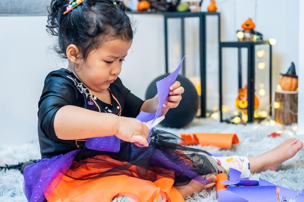 Kostium dla dzieci na festiwal Halloween w domu. Uroczystość rodzinna i urządzony pokój jesienią.