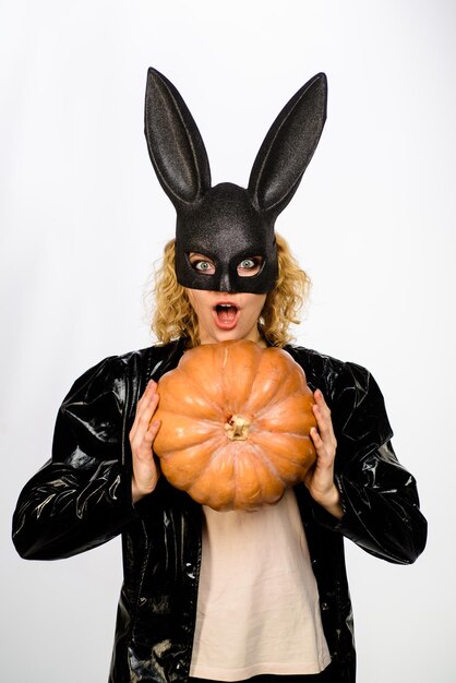 Zdjęcie kostium na halloween kobieta w czarnej masce królika piękna seksowna dziewczyna na imprezie halloween zmysłowa dziewczyna in