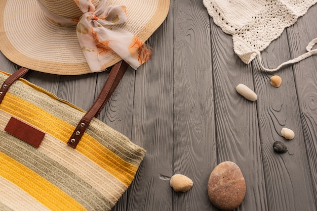 kostiumy plażowe pomarańczowy top damski kapelusz torebka okulary przeciwsłoneczne kamyki. lato w tle