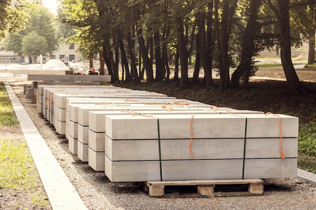 Kostka brukowa, betonowe płyty chodnikowe Palety do budowy ścieżki, chodnika, chodnika w parku