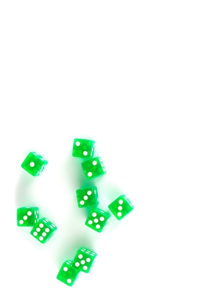 Zdjęcie kostka do gry zieleń odizolowywająca na bielu