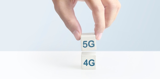 Kostka w ręku z symbolami 4G i 5G