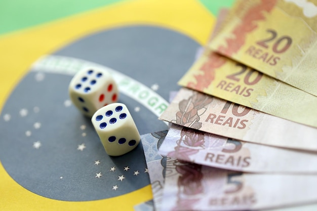 Kostki do gry z brazylijskimi banknotami na fladze Republiki Brazylii Koncepcja szczęścia i hazardu w Brazylii
