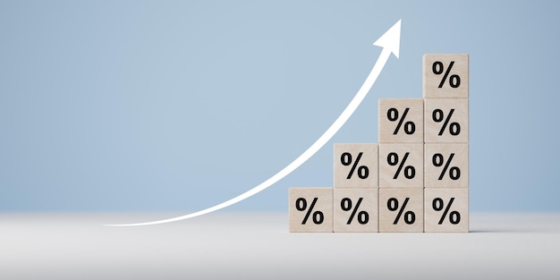 kostki drewna z symbolem procentu Procent i strzałka rosnąca w górę Wzrost oprocentowania kredytów hipotecznych lub prowizja cenowa podnoszą podatek od finansów przedsiębiorstw