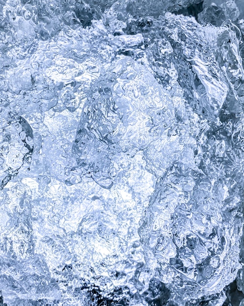 Kostki lodu są świeże w upalne dni Lód jest niezbędny latem Pomoże Ci odświeżyć i poczuć się dobrze