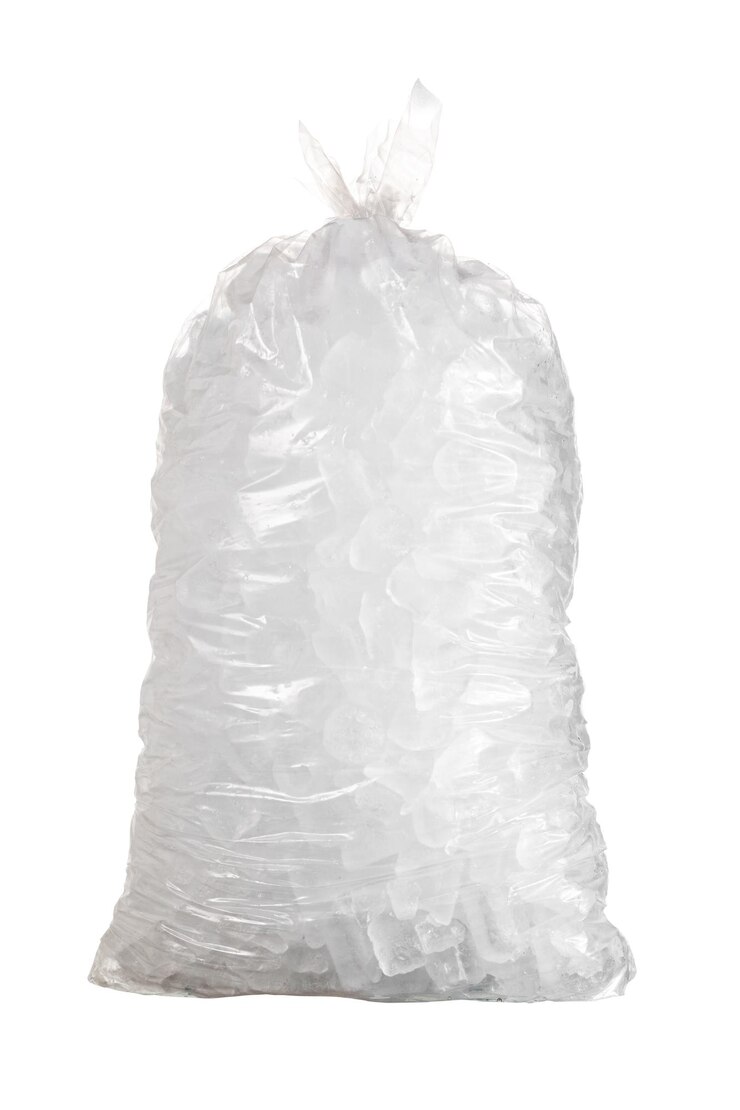 Kostki lodu w plastikowej torbie izolowanej narzędziem do pióra utworzyły ścieżkę w pliku na białym tle