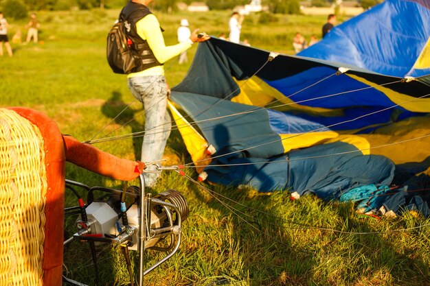 Kosz balon na ogrzane powietrze na tle trawy. To ma ścieżkę przycinającą.