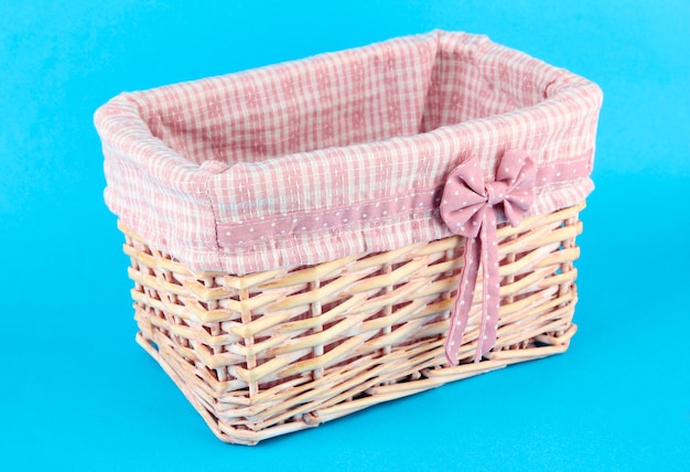 Zdjęcie kosz furtki z różowej tkaniny i kokardki na kolorowym tle