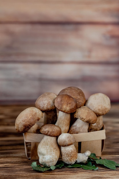 Kosz jadalnych grzybów borowik i borowik rustykalne drewniane tło selektywne focus stonowany obraz