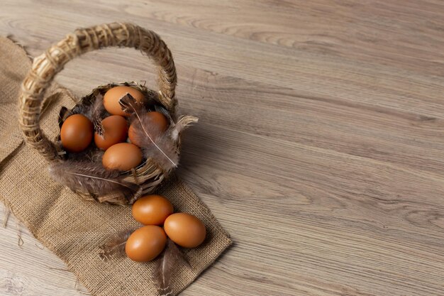 Kosz jajek na drewnianym stole