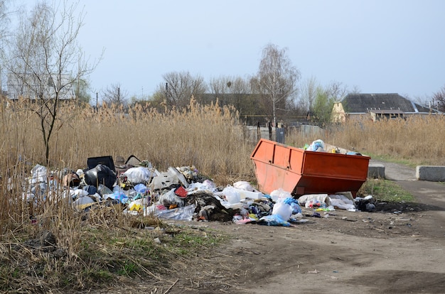 Kosz na śmieci jest pełen śmieci i odpadów. Nieterminowe usuwanie śmieci na zaludnionych obszarach