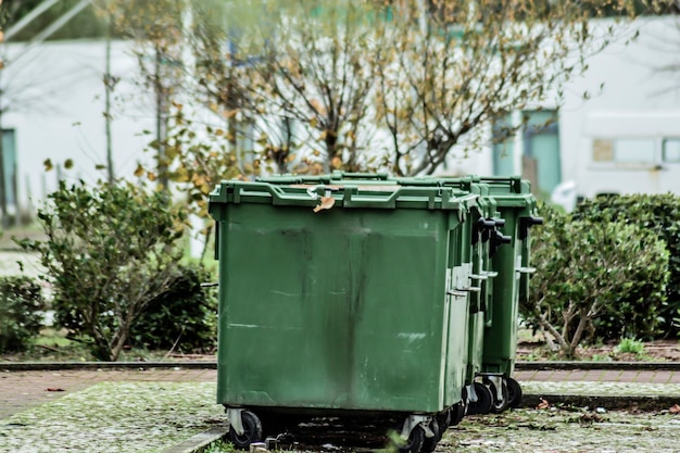 Zdjęcie kosz na śmieci przeciwko drzewom w mieście