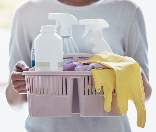 Kosz produktów do czyszczenia i czystsze ręce do pracy zawodowej w domu lub biurze z butelką produktu i rękawiczkami Płynny detergent gospodyni i plastikowy spray do wiosennych porządków