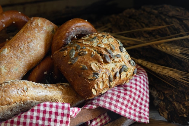 Kosz różnych rodzajów pieczywa z sezamem, dynią i preclem