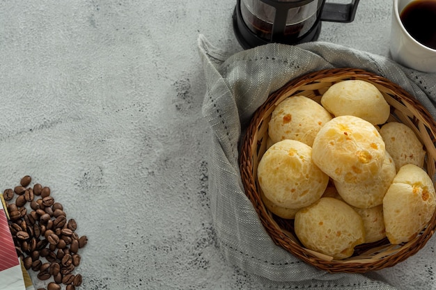 Kosz z chlebem serowym lub 'pao de queijo, z kawą