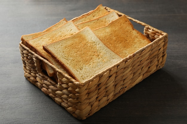 Kosz z chlebem tostowym na podłoże drewniane