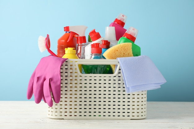 Kosz z detergentem i środkami czyszczącymi na niebiesko, z bliska