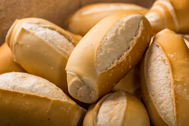 Kosz z francuskimi pieczywami Francuskie pieczywo Tradycyjny brazylijski chleb