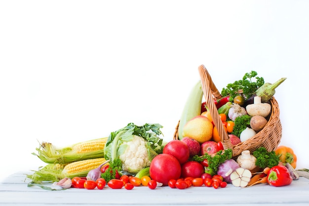 Kosz ze świeżymi warzywami i owocami. Zdrowe odżywianie.