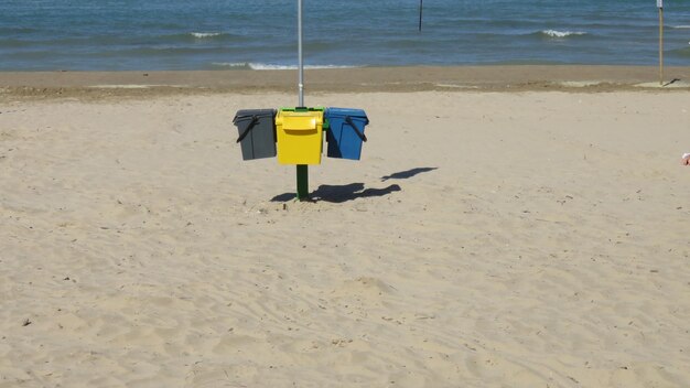 Kosze na śmieci na plaży w słoneczny dzień