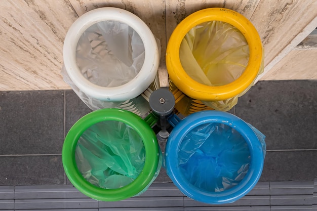 Kosze na śmieci sortujące śmieci na cztery typy w miastach we Włoszech przestrzeń uliczna miasto ekologiczne