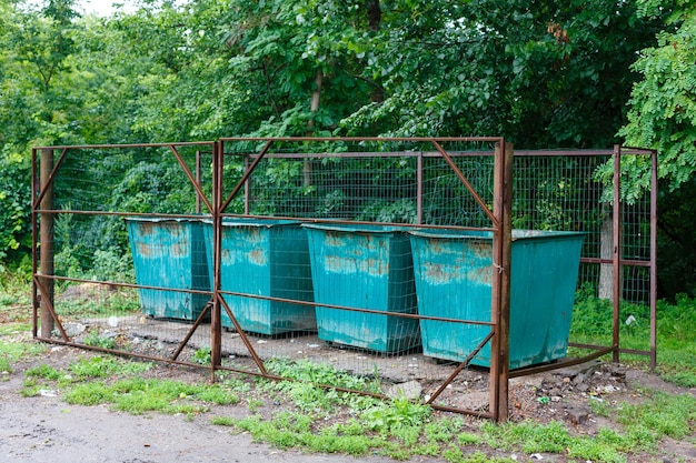 Kosze na śmieci w parku miejskim