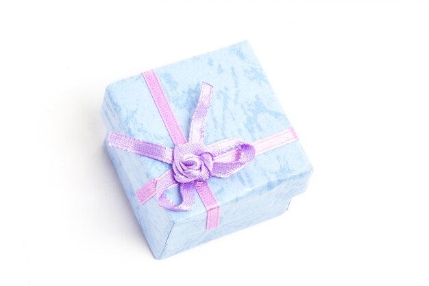 Koszt stały błękitny prezenta pudełko z purpurowym faborkiem