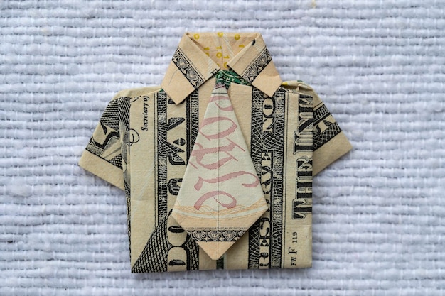 Zdjęcie koszula origami wykonana z banknotu dolara na białym tle tkaniny zbliżenie dollar bill tshirt