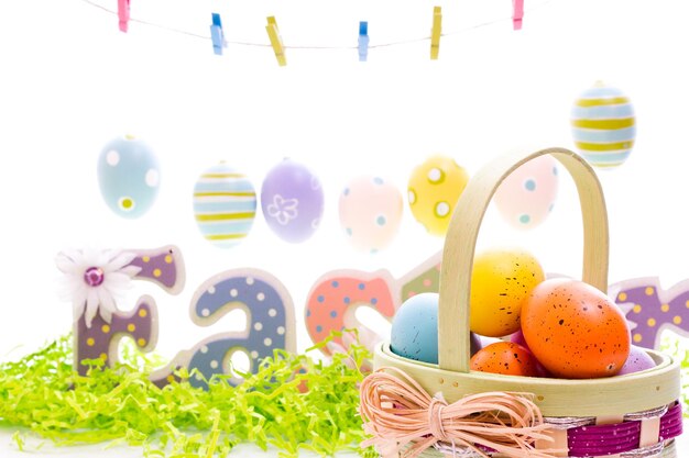 Koszyczek wielkanocny z ręcznie malowanymi jajkami.