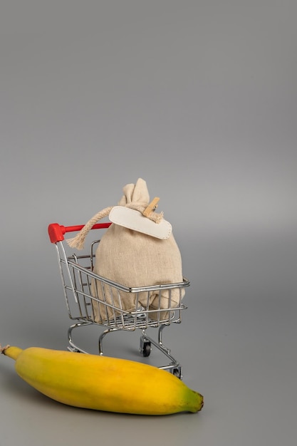 Koszyk na zakupy z jedzeniem do roboty