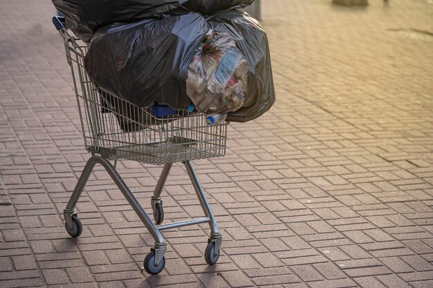 Koszyk przepełniony śmieciami z supermarketu