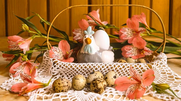 Koszyk wielkanocny z jajkami przepiórki kurczak dekoracyjny z jajkiem brzoskwinia Fuzz alstroemeria kwiaty