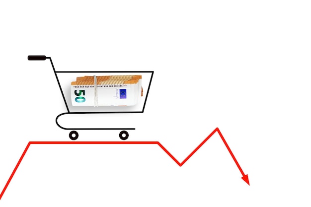 Zdjęcie koszyk z pieniędzmi w euro na czerwoną strzałkę kryzys gospodarczy, inflacja i koncepcja cen towarów