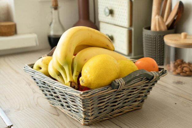 Zdjęcie koszyk z świeżymi owocami na stole w kuchni